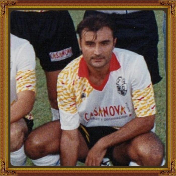 Alan Lena, jugador de la Sds en dos etapas. fue el jefe de la defensa de la Sds a finales de los 90, anteriormente jugo en el Sportin Gijon , Levante , U.d. Alcira, Olimpic xativa e Ibiza en 2B_0