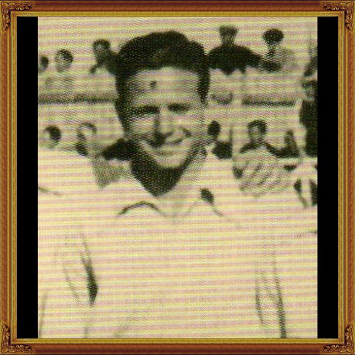 Julio Granell, centrocampista de gran nivel técnico, al regresar de la guerra civil tuvo una oferta del At. Madrid, no quiso separse de su familia y se quedo en la SDS ,siendo uno de los mejores jugadores de la época._1