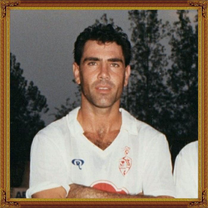 Moya, de Algemesi jugador de la Sds en dos etapas , un 9 puro que formo una pareja mitica junto Amador, tambien entreno a la Sds consiguendo el ultimo ascensoa tercera. Actualmente presidente del Racing Algemesi_0
