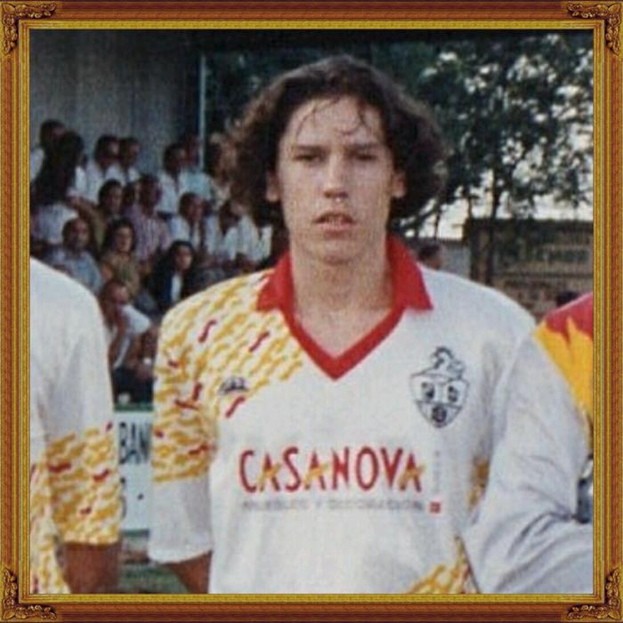 Raúl Garrido habil centrocampistaque jugo en el Sueca la temporada 94/95,luego pasaria por el Mestalla, Lleida , Real Murcia y Gimnastico de Tarragona. ha sido segundo entrenador de Villarreal y Betis en primera. tambien a dirigido aOlimpic de Xativa y Eldense en 2B_0